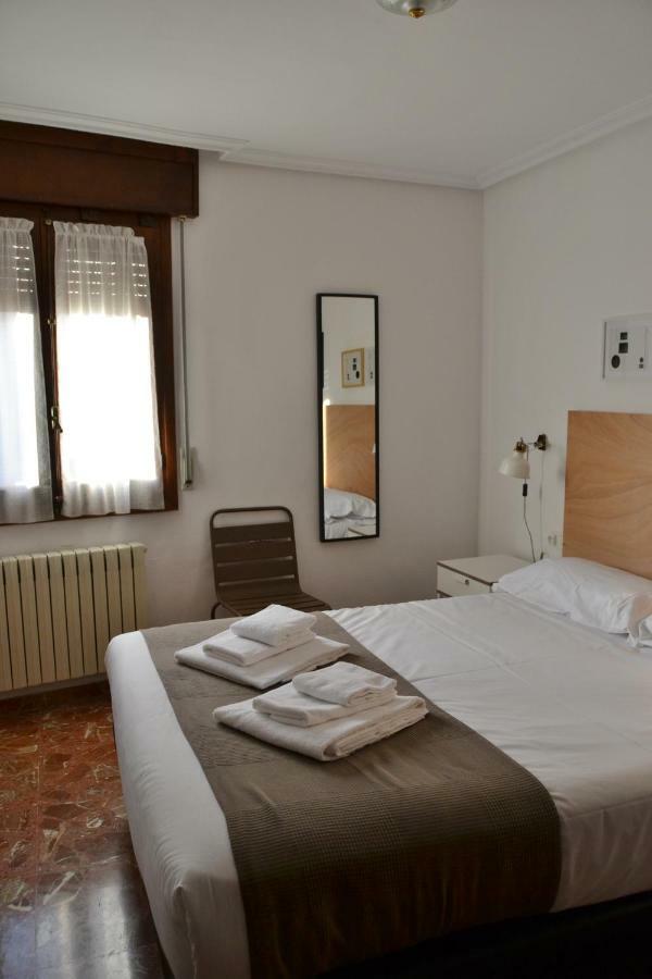 Tres Puentes Anguiano Apartamentos Y Hostal Buitenkant foto